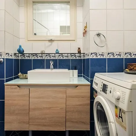 Апартаменты Superb Flat With Backyard In Cihangir Beyoglu Стамбул
